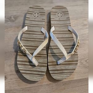 Flip Flops Tory Burch Sz 10 Safiano Leather Tan White Charms Sandals